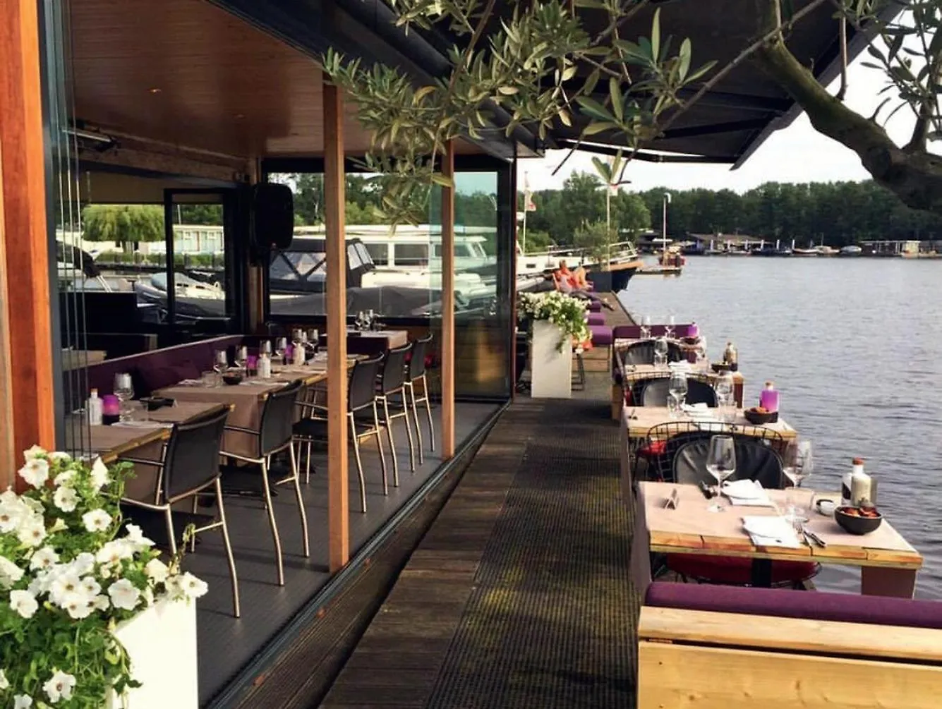 Motorjacht At Ease Hotel Amsterdam Botel
