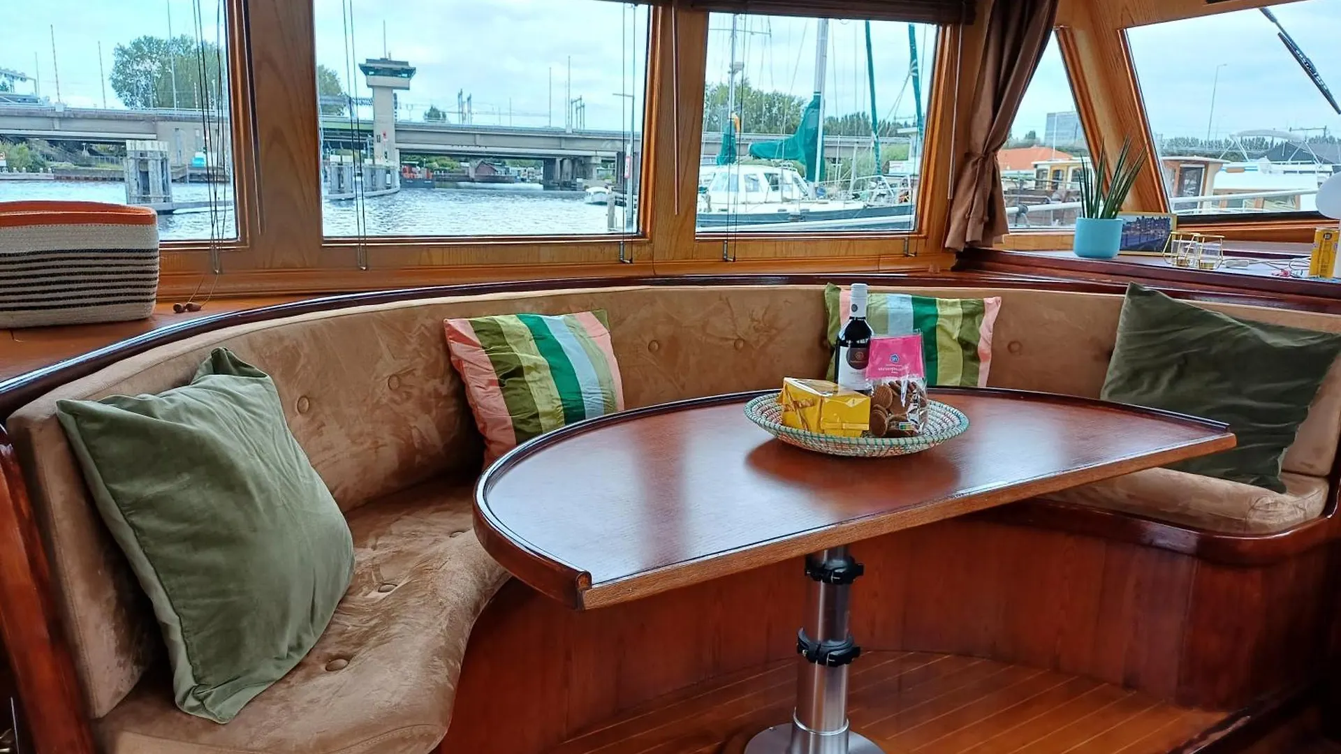 Botel Motorjacht At Ease Hotel Amsterdam