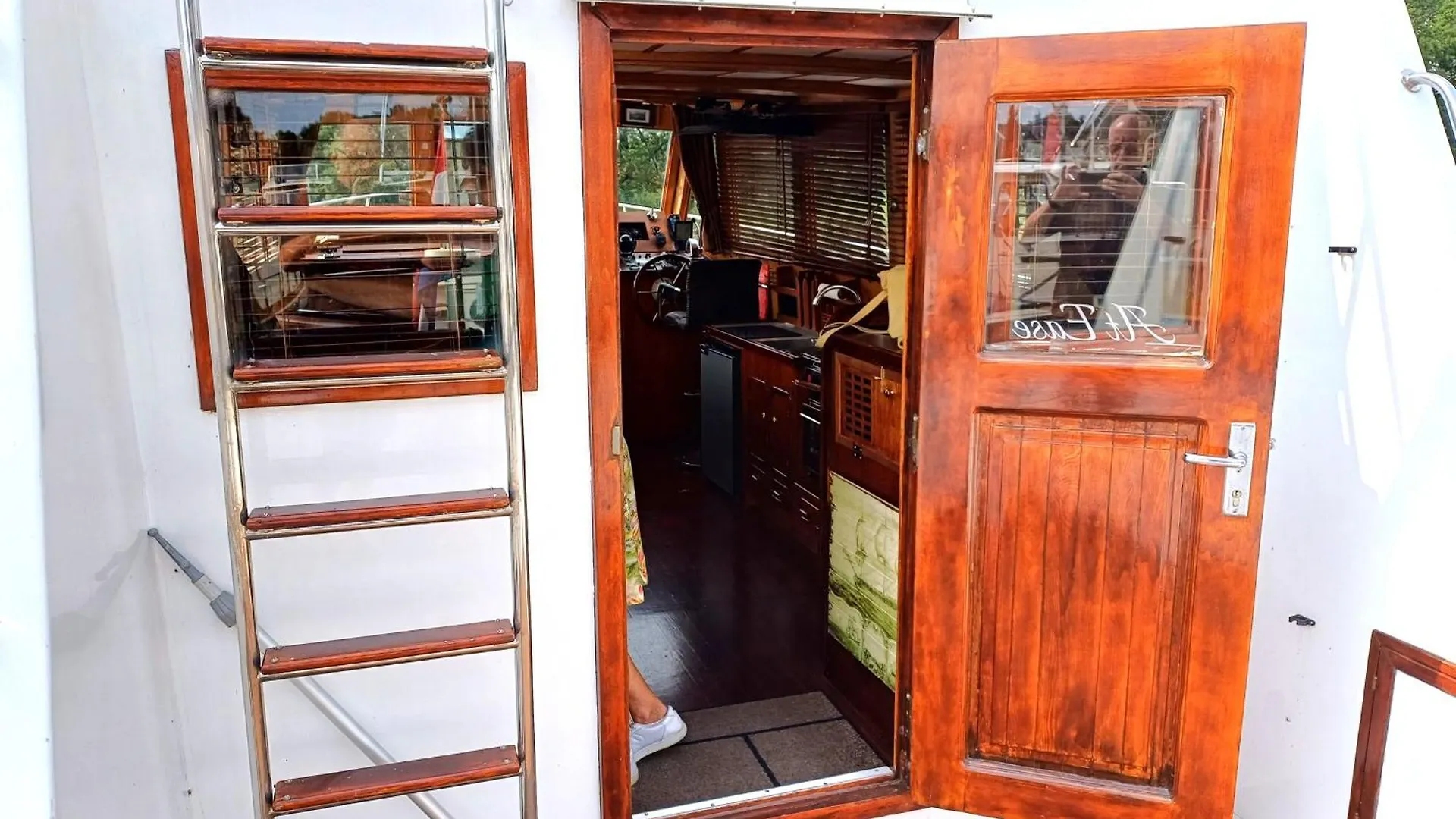 Motorjacht At Ease Hotel Amsterdam Botel